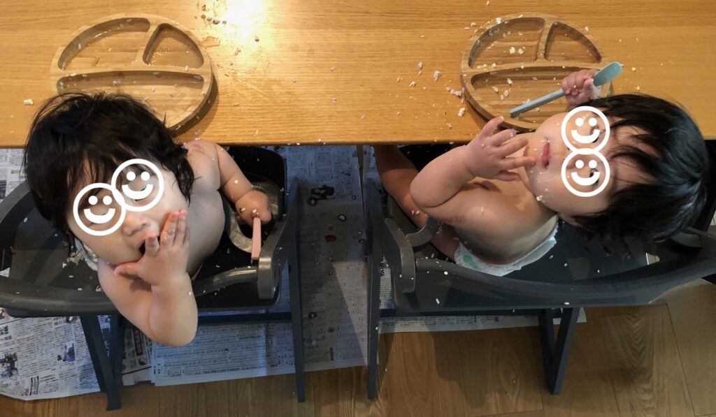 双子がBLW方式で食事した後、そこらじゅう散らかっている様子