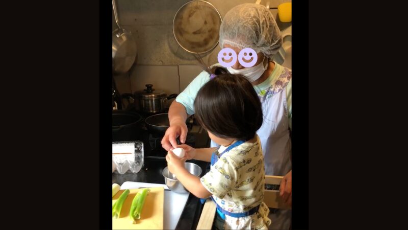 家事代行さんに懐いている双子：一緒に料理している様子